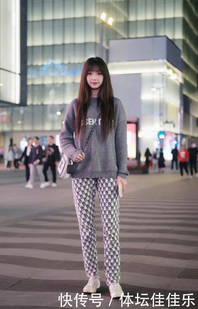 冬季穿搭拒绝平庸，实用的“毛衣+长裤”学起来，基础款也很时髦