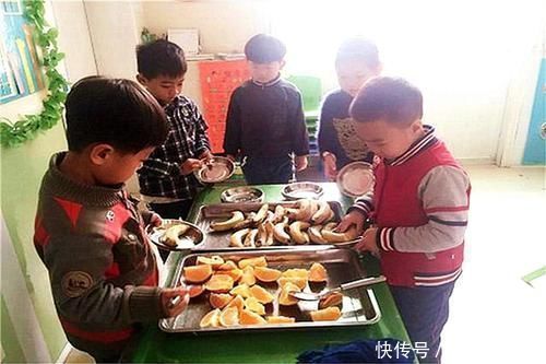 套路|老师群里发孩子吃的水果照片,宝妈询问孩子后,结果都是“套路”