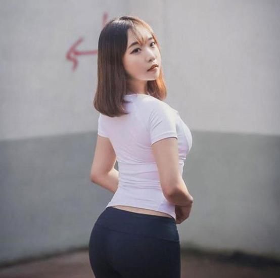 简约时尚还显年轻的小姐姐，聪慧优雅，青春活力又减龄