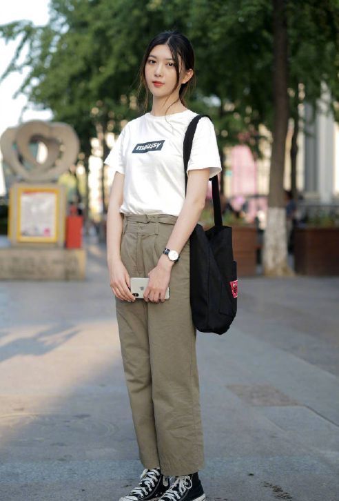 街拍:白色长袖上衣搭配高腰牛仔裤,小美女笔直的长腿,真好看