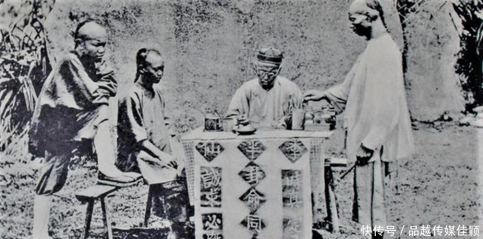 小脚女人|晚清时期老照片,裹小脚女人做针线活,照相馆模特展示雨具