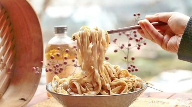 超级好吃的一碗面,10分钟就搞定,比葱油拌面香多了