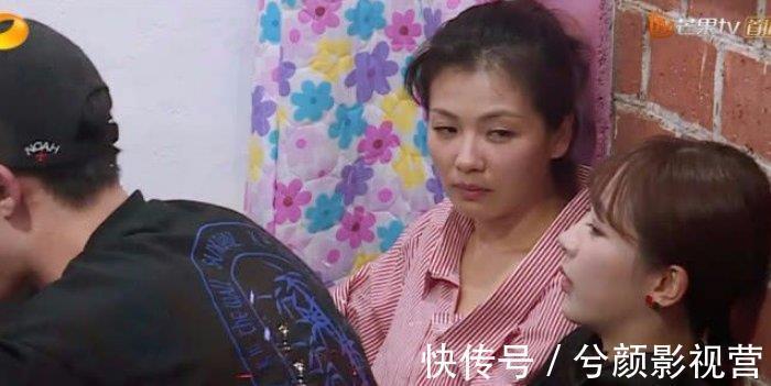 劉濤楊紫坐在墻角邊聊天，不小心曝光兩人素顏的樣子，網友蒙了