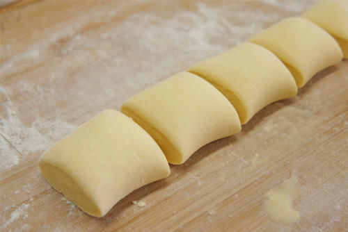 把玉米面倒进煮开的牛奶中，粗粮细作变“奶包”，真是越嚼越香