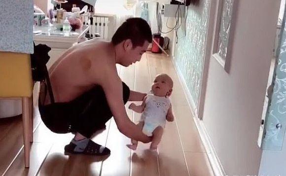 小左|“会玩奶爸”带娃练习走路火了，娃一脸无奈：你开心就好