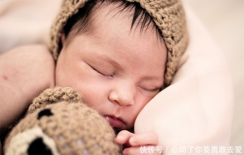 高需求宝宝|宝宝睡醒后自己瞪着眼玩,当你看他一眼后,他就躺不住了,开始哭,这是为什么?