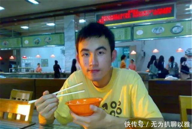 回答|中国人为啥喜欢端着碗吃饭?老外的回答,让网友笑的“肚子疼”