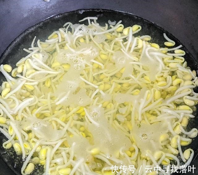 黄豆芽猪皮炖粉条,猪皮软糯、豆芽清香、粉条滑爽