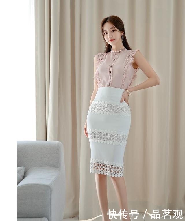 浅粉波纹无袖雪纺衫搭配花纹相间包臀裙,展现孙允珠清凉气质