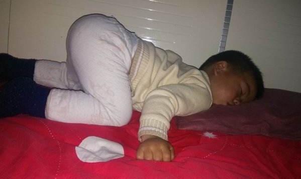 奇趣|萌娃们的“奇趣”睡姿,一个比一个厉害,还没看到最后就笑到扶墙