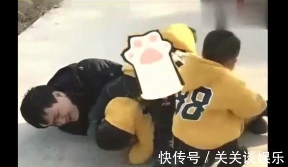 儿子|爸爸妈妈假装摔倒,3胞胎儿子的一个动作,爸爸心塞,妈妈笑了