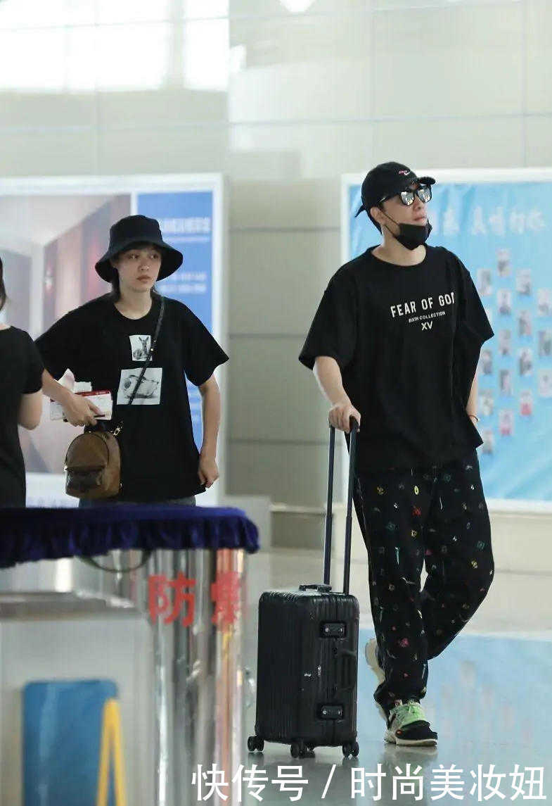 t恤|刘翔二婚妻子气质真好,穿黑色T恤配阔腿裤,素颜也挺美