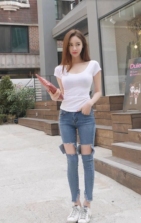 白色 女生白色T恤迷人眼,破洞牛仔裤我欣赏不了,气质十足!