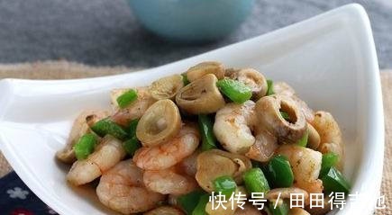 制作简单快炒，虾仁鲜滑爽脆，草菇又鲜又嫩，荤素搭配，营养丰富！