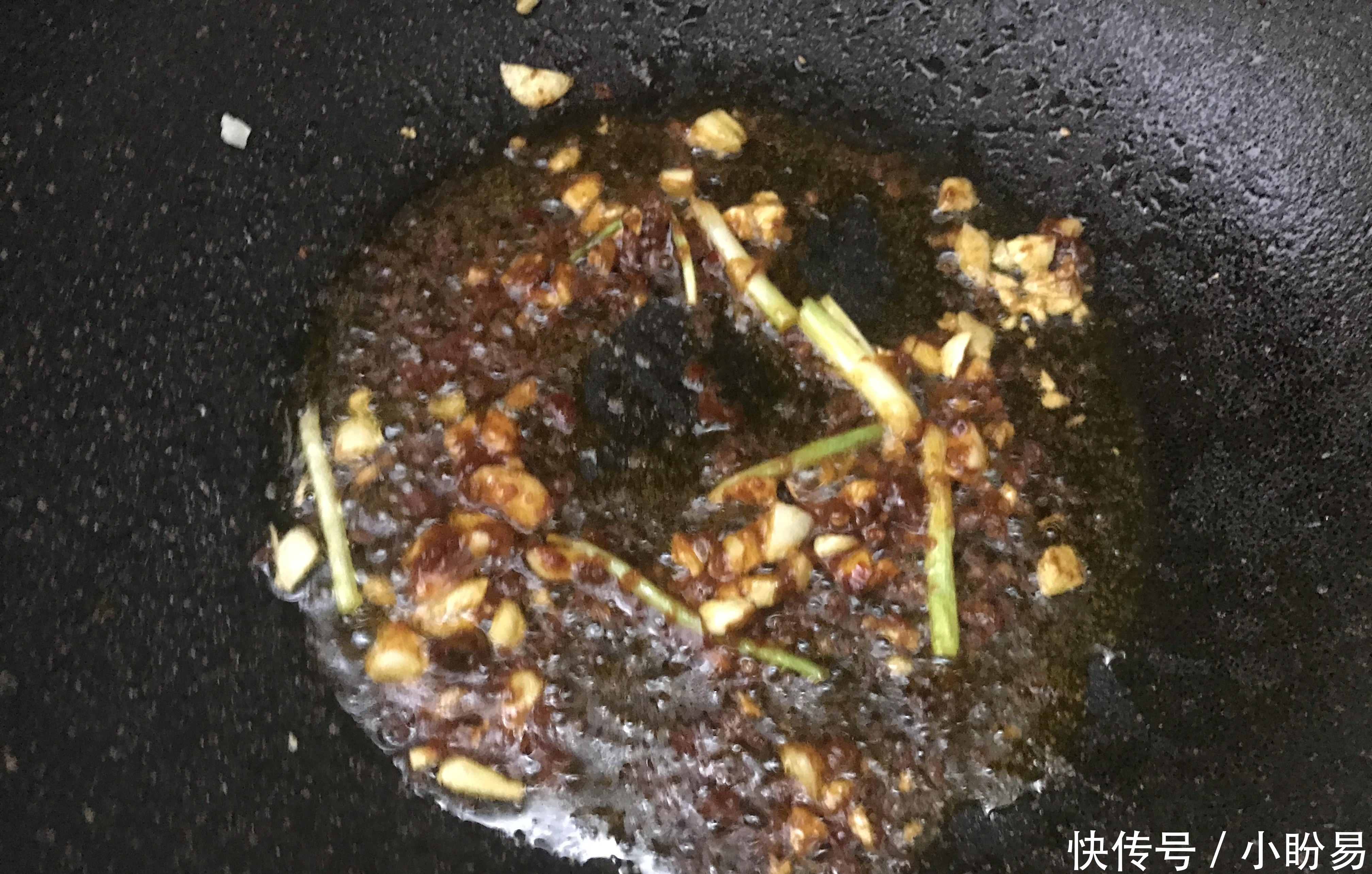 金针菇最好吃的做法,一周做三次,每次汁都不剩,香辣开胃特好吃