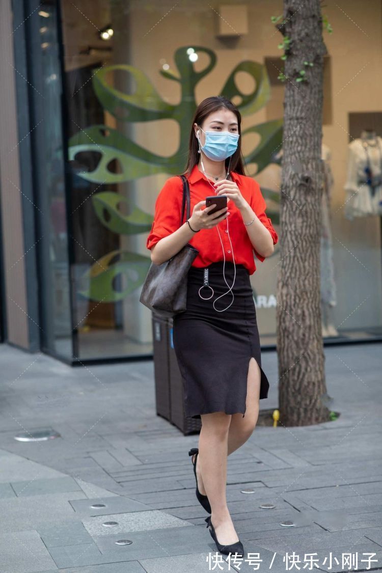 街拍 红色的服饰行走在人流中,总能引起一波回头率,这就是红色的时尚