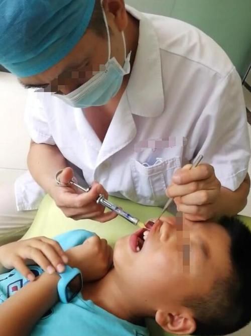 奶奶|7岁男孩长出双排牙，奶奶自责不已，医生：需要一颗颗拔掉