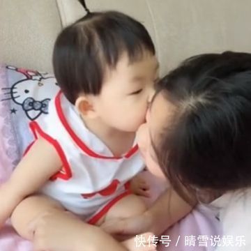 小宝宝|姑姑让小侄女亲自己一口,可亲完之后的反应,姑姑心里都有阴影了