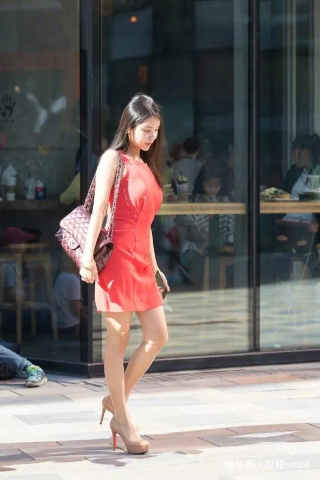 高跟凉鞋 美女脚上踩着一双一字带的透明高跟凉鞋,让她看上去更加的有魅力