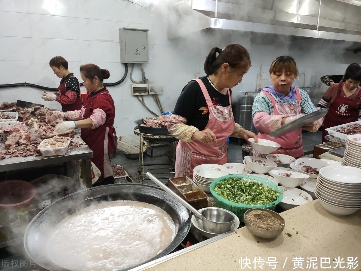 祖传一锅老汤:河南农村1家羊汤馆每天卖30只羊3千个饼子