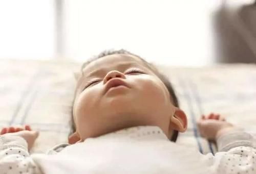 宝宝|因呼噜声太大,宝爸被亲生儿子当场“报复”,宝妈在一旁乐坏了