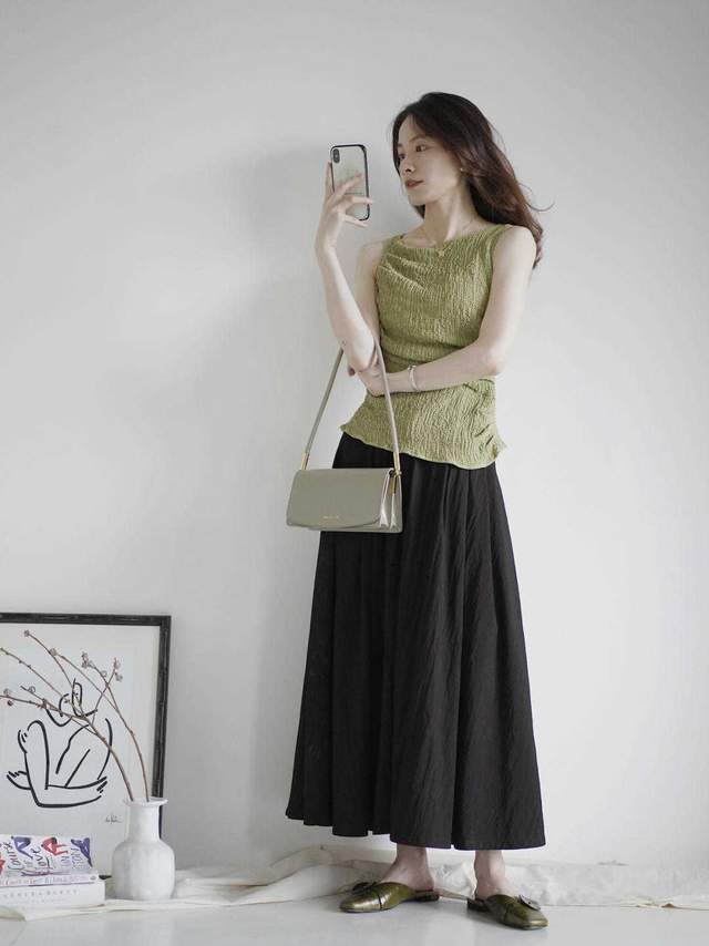 v领|最想要显瘦的穿衣技巧来了,无袖绿色上衣搭配黑色半身裙,超洋气