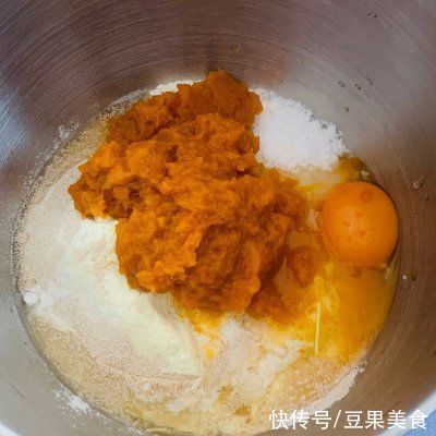你和幸福就差这一份毛毛虫南瓜全麦排包