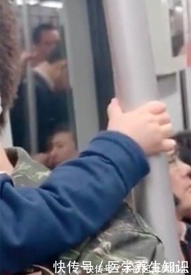 爸爸|爸爸抱娃坐地铁，娃的一个举动令网友同情，宝宝可真不让人省心！