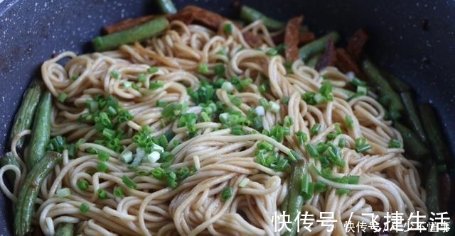 鲜香|北方焖面最好吃的做法，不加一滴水，鲜香入味，一锅吃了个精光！