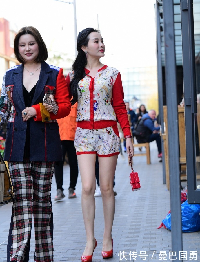 知性美 35岁阿姨的红色套装，搭配独特，轻松展现“知性美”！