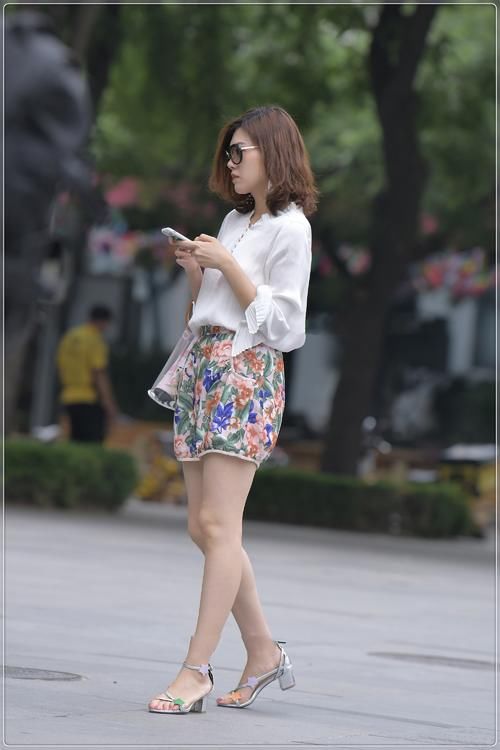  美女|街拍美女：雪纺白衬衣搭配复古花纹短裤，大气优雅，时尚精致