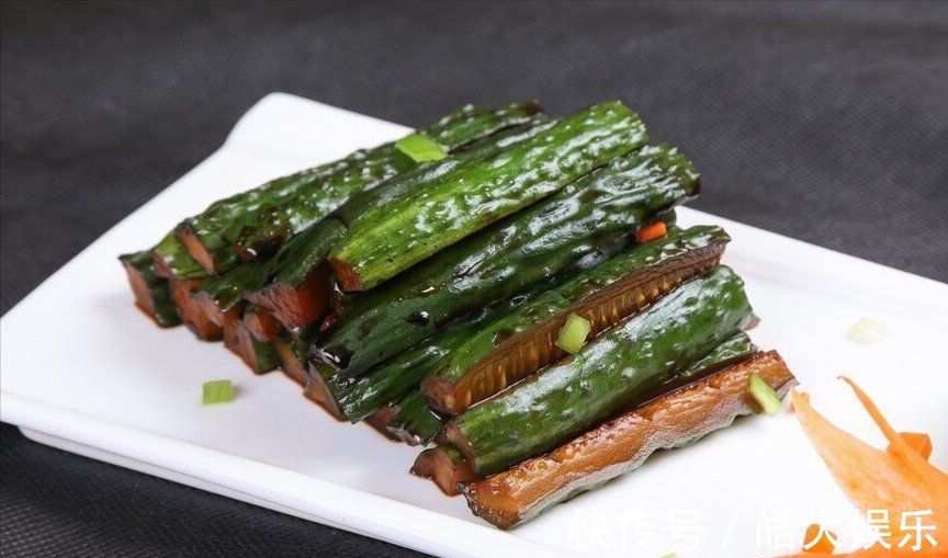 腌黄瓜,不要直接加盐腌,多做1步,黄瓜爽脆又入味,当天就能吃