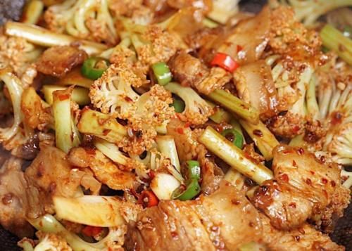 肉香|干锅花菜这样做太好吃,搭配五花肉一起炒,肉香扑鼻,营养解馋