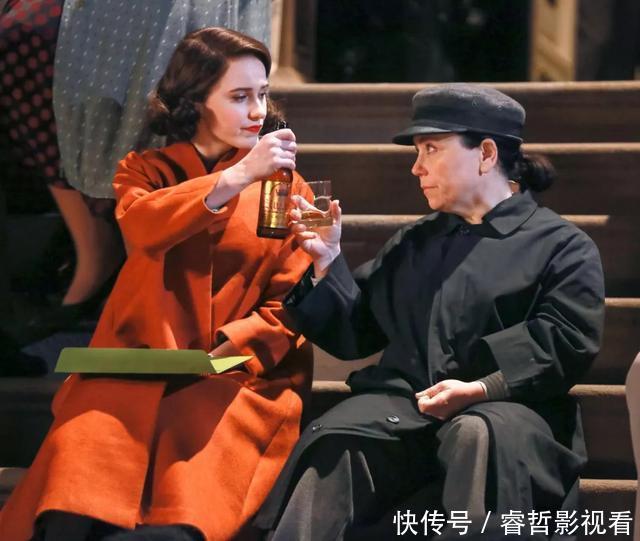 了不起的麦瑟尔夫人,她的大衣有100件吧!复古摩登配色超时髦