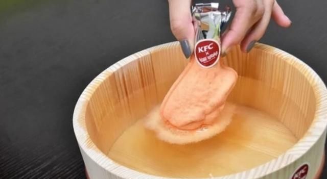 口味|肯德基这款可以吃的“指甲油”,是炸鸡口味的,拆开放到水里……