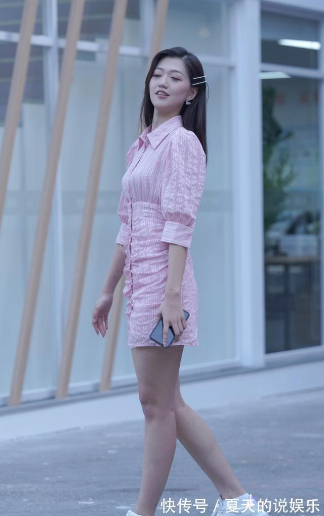 胖妹|酒红丝质吊带裙搭配高跟鞋,时尚休闲,有十足的御女范