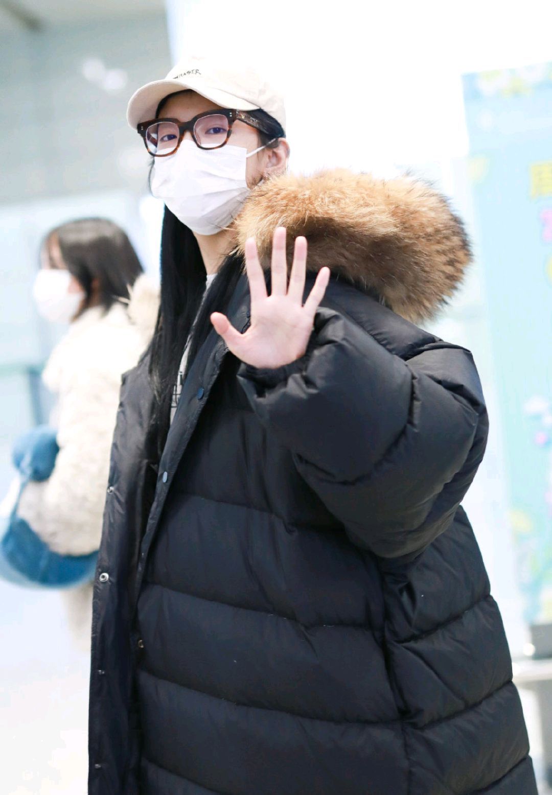 章若楠真会穿!黑色长款羽绒服保暖舒适,戴黑框眼镜也难掩女神范