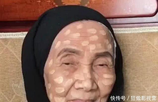 小姐姐给90岁奶奶化妆,看到正脸那一刻,网友:蒙娜丽莎?