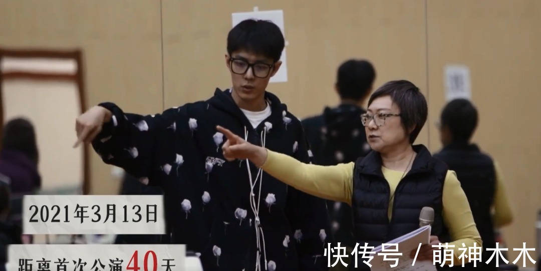 肖战|《如梦之梦》排练花絮曝光，肖战热心为同事拍背，认真学抱娃姿势