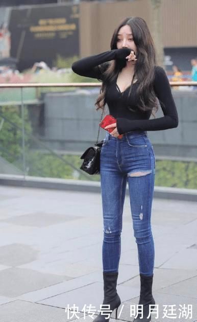 黑色上衣搭配破洞牛仔裤,展现出时髦靓丽的气质