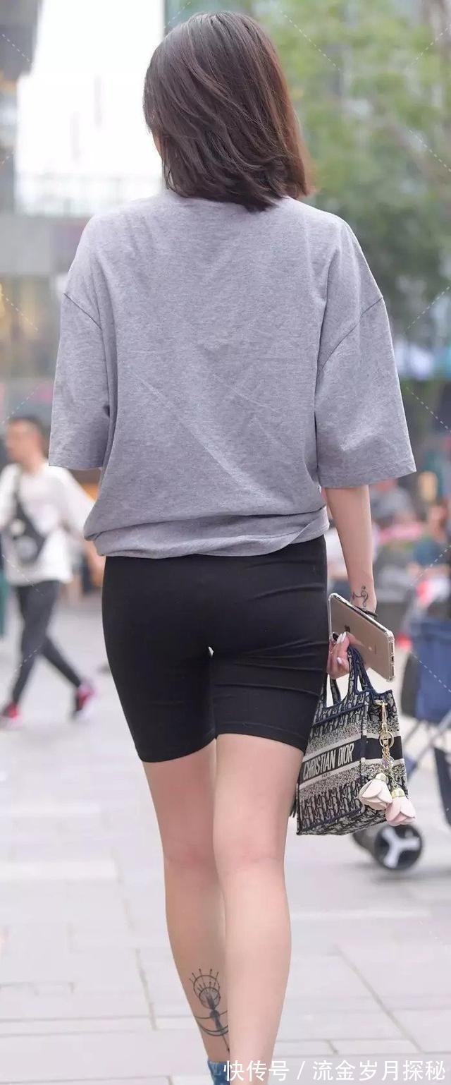 印花裤 灰色男友风短袖搭配紧身打底裤,开叉七分裤,简单美腻又率性!