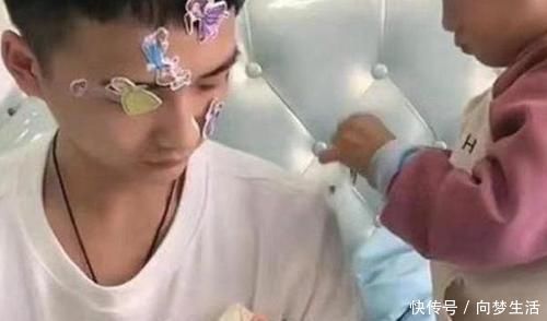 张生气|'最嫩奶爸'火了,在家带娃被误认成哥哥,妈妈:这就是我老公啊