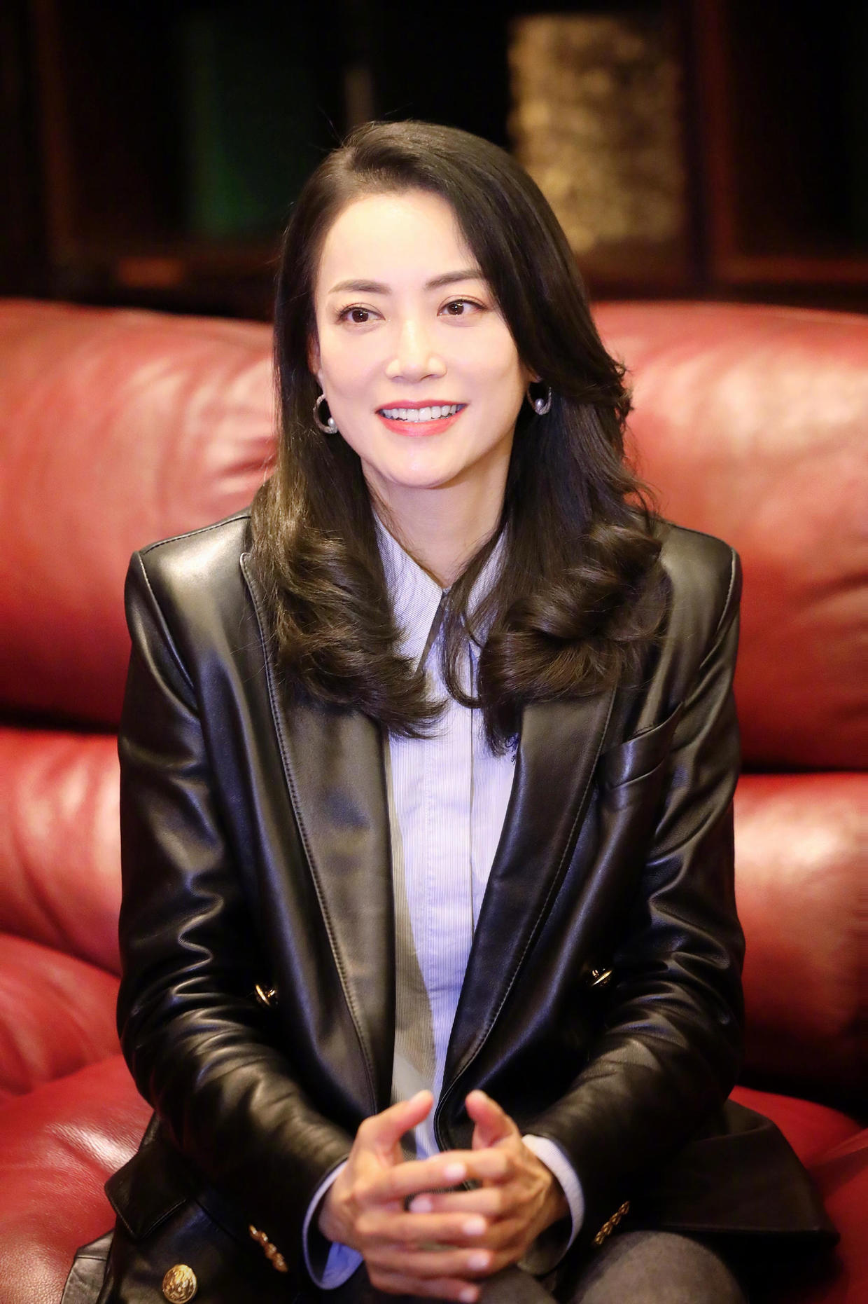 霍汶希气质真绝了!穿黑色西装套装高级干练,很有女企业家风范