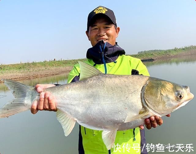 爆红之后，钓王邓刚又开启“盘老板”模式！钓场老板直呼：亏死了