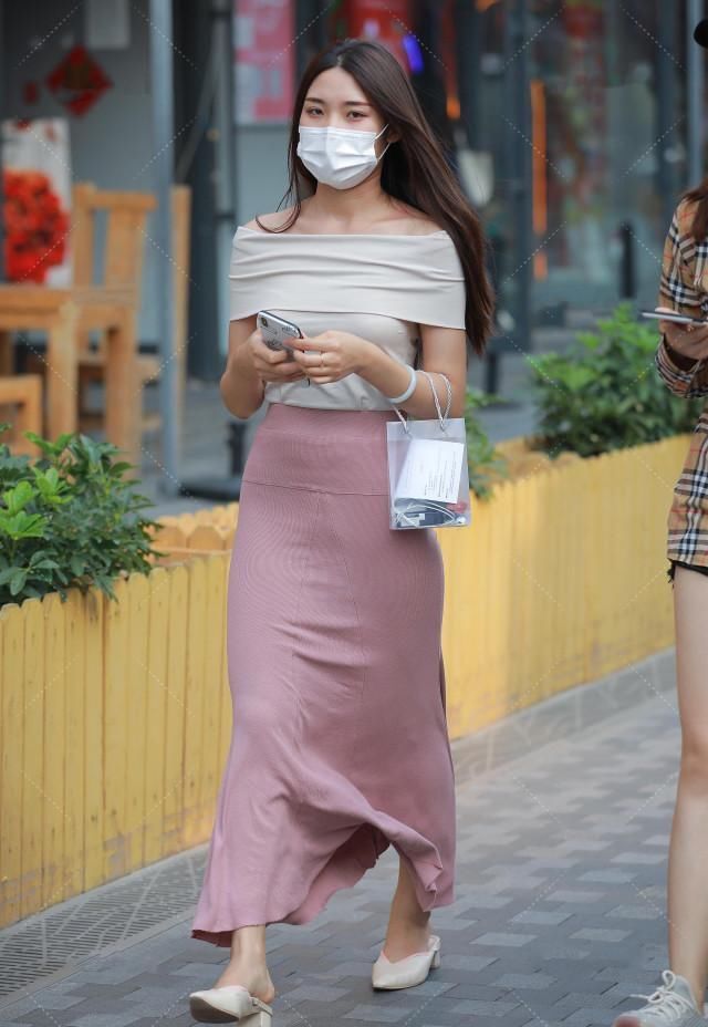 一字肩叠搭上衣塞进包臀裙显腿长,飘逸裙脚和高跟鞋给人“贵妇”的既视感