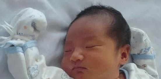 准妈妈|新生儿第一个月不哭不闹,除了爱睡,还有你不知道的“小秘密”