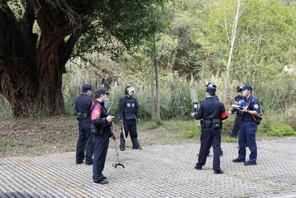 赣县区公安局|轿车冲卡被爆胎截停，警方现场控制2人，事发马口公园……