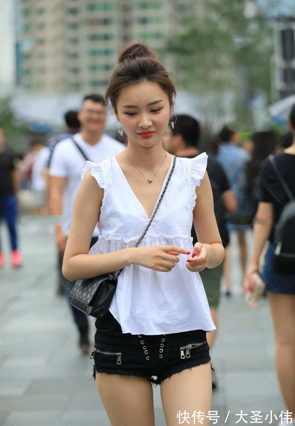 风格|美女街拍:非常美丽的北方姐姐,不仅显气质还特显优雅大方,舒适的简约风格