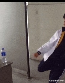 |搞笑gif:好好的一个美女,怎么摔得这么惨啊!看着让人心生怜悯!