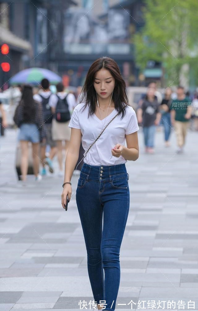 白下粉 短裤搭配白色上衣,时髦又好看,展现腿部线条之美!